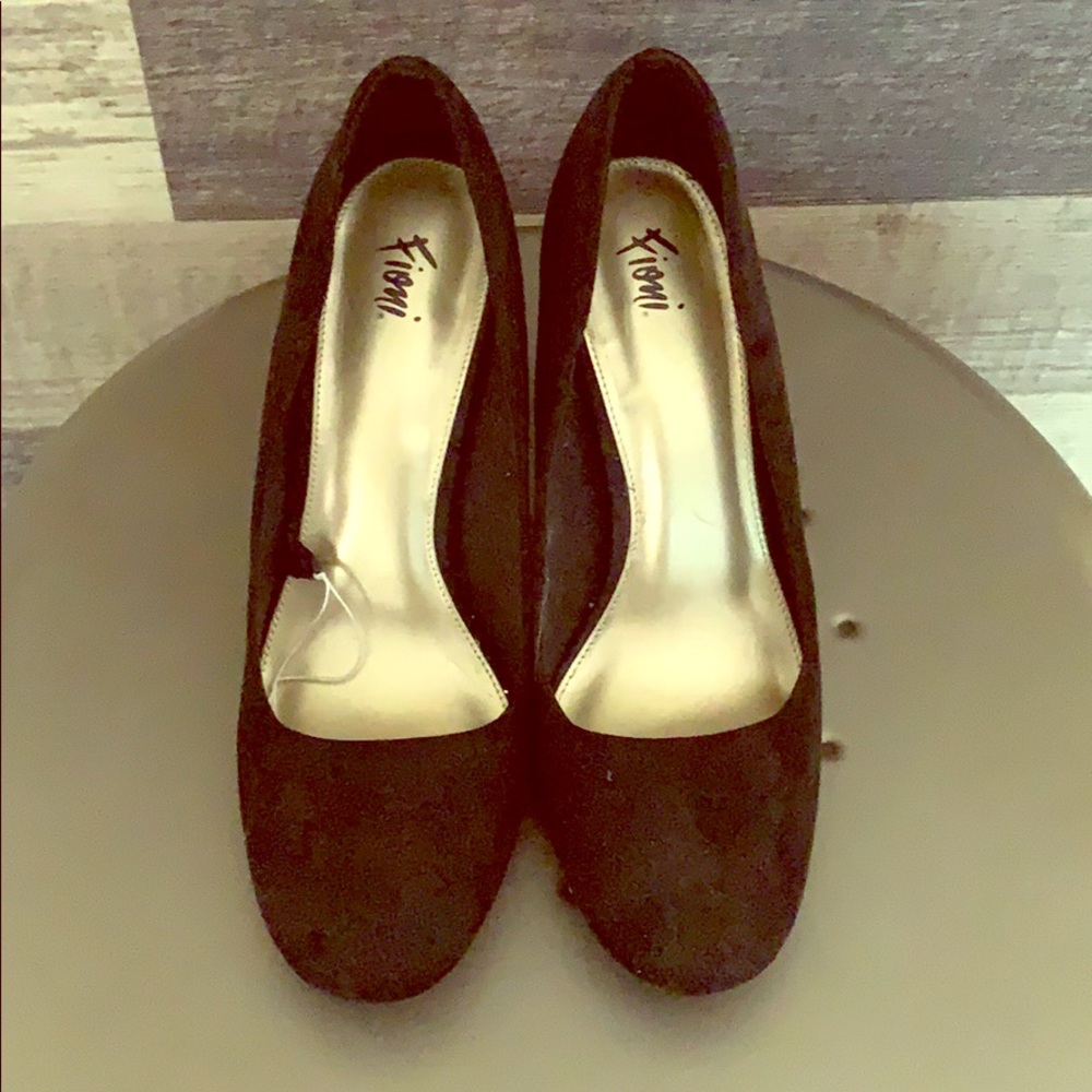 Black Pumps
